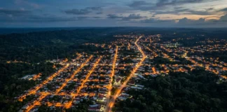 Poluição luminosa apaga estrelas, confunde animais e muda o céu noturno, mas atitudes simples reduzem o dano Poluição luminosa apaga estrelas, confunde animais e muda o céu noturno, mas atitudes simples reduzem o dano