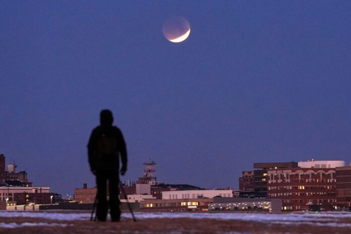 Eclipse lunar parcial cobre 96% da Lua nesta semana e deixa Américas na melhor posição para observar o fenômeno Eclipse lunar parcial cobre 96% da Lua nesta semana e deixa Américas na melhor posição para observar o fenômeno