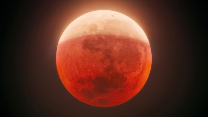 Lua cheia ficará vermelha em eclipse parcial de 96% nesta madrugada, visível nas Américas