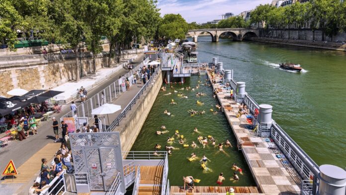 Rios antes evitados viram refúgio contra o calor e levam cidades europeias de volta à água Rios antes evitados viram refúgio contra o calor e levam cidades europeias de volta à água