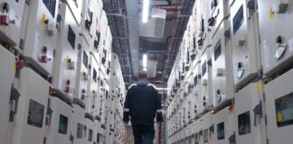 Ondas de calor levam data centers a acionar geradores a diesel e expõem nova pressão sobre a rede elétrica Ondas de calor levam data centers a acionar geradores a diesel e expõem nova pressão sobre a rede elétrica