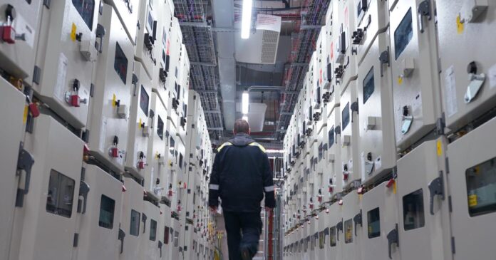 Ondas de calor levam data centers a acionar geradores a diesel e expõem nova pressão sobre a rede elétrica