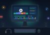 Como os computadores se tornaram plataformas de entretenimento cada vez mais completas Ilustração de uma estação de computador com monitor exibindo vídeo, teclado, mouse, headset e caixas de som