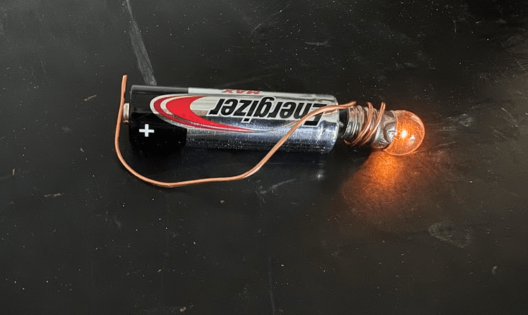 Como recuperar uma Bateria “morta” de 1,5 V e acender LED de 3 V por dias com circuito que reaproveita energia residual
