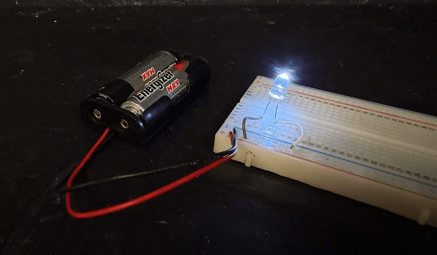 Como recuperar uma Bateria “morta” de 1,5 V e acender LED de 3 V por dias com circuito que reaproveita energia residual