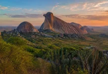 Dezesseis mil hectares de rochas gigantes rompem a planície do Ceará e transformam Quixadá em cenário de trilhas e voo livre
