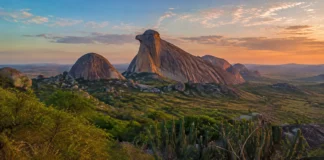 Dezesseis mil hectares de rochas gigantes rompem a planície do Ceará e transformam Quixadá em cenário de trilhas e voo livre