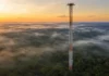 Uma torre de 325 metros analisou 600 amostras de ar na Amazônia e encontrou duas moléculas-espelho que trocam de domínio entre a copa e o céu