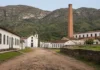 Fábrica de tecidos nasce em 1876, mantém uma vila operária por quase 100 anos e deixa um povoado preservado entre cachoeiras de Minas Gerais