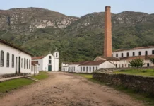 Fábrica de tecidos nasce em 1876, mantém uma vila operária por quase 100 anos e deixa um povoado preservado entre cachoeiras de Minas Gerais