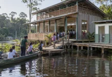 Em comunidades de Novo Airão, escolas ganharam banheiro pela primeira vez e a construção mais bonita do vilarejo passou a ser a sala de aula