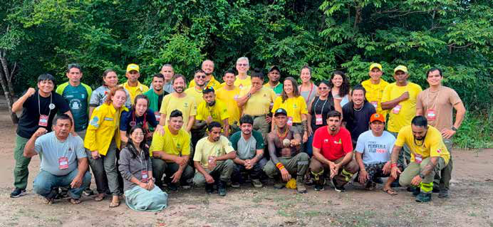 Livro ensina brigadistas a combater incêndios na floresta densa da Amazônia 2 Participantes de um dos workshops que deram origem ao livreto, no Baixo Tapajós (PA): cerca de 60 autores transformaram experiência de campo em conteúdo técnico.