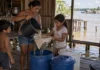 Famílias de Igarapé do Costa filtram a água e enfrentam um paradoxo: na seca, chegar até ela pode ser mais difícil