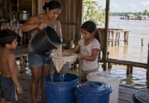 Famílias de Igarapé do Costa filtram a água e enfrentam um paradoxo: na seca, chegar até ela pode ser mais difícil
