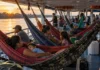 Entre Tefé e Manaus, passageiros dormem duas noites em redes e transformam o convés do barco em quarto, sala e restaurante