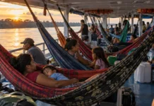 Entre Tefé e Manaus, passageiros dormem duas noites em redes e transformam o convés do barco em quarto, sala e restaurante