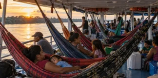 Entre Tefé e Manaus, passageiros dormem duas noites em redes e transformam o convés do barco em quarto, sala e restaurante