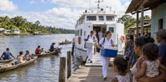 Em Coari, o barco não leva apenas o paciente ao médico: ele vira estrada, sala de espera e parte do próprio atendimento