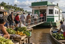 No rio Solimões, uma agência bancária viaja até 50 comunidades e transforma o dia de pagamento numa operação de barco