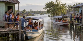 Dois barcos escolares encurtaram uma rotina em que crianças saíam muito cedo e voltavam tarde na várzea de Santarém