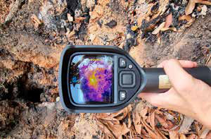 Livro ensina brigadistas a combater incêndios na floresta densa da Amazônia 6 Câmera termal portátil aponta para o solo e revela, em cores quentes, um foco de calor no subsolo: a tecnologia ajuda a encontrar brasas que o olho não vê.