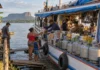 No Tapajós, o supermercado encosta na porta de casa e vende do arroz ao botijão antes de seguir viagem para outra comunidade
