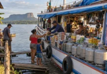 No Tapajós, o supermercado encosta na porta de casa e vende do arroz ao botijão antes de seguir viagem para outra comunidade