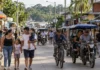 Entre Tabatinga e Letícia, famílias cruzam de um país ao outro para trabalhar, comprar e almoçar sem encontrar uma cancela no meio da avenida