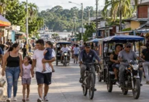Entre Tabatinga e Letícia, famílias cruzam de um país ao outro para trabalhar, comprar e almoçar sem encontrar uma cancela no meio da avenida