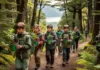 Crianças sobem a montanha com mudas na mochila e já devolveram 32 mil árvores ao bosque queimado na Patagônia argentina