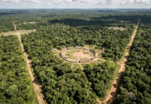 Estradas largas do Alto Xingu ligam aldeias circulares por quatro direções e conduzem a uma praça central Estradas largas do Alto Xingu ligam aldeias circulares por quatro direções e conduzem a uma praça central