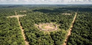 Estradas largas do Alto Xingu ligam aldeias circulares por quatro direções e conduzem a uma praça central Estradas largas do Alto Xingu ligam aldeias circulares por quatro direções e conduzem a uma praça central
