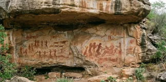 Pinturas rupestres do Piauí reúnem duas cenas de caça e parto, e um abrigo de pedra preserva pigmento mineral Pinturas rupestres do Piauí reúnem duas cenas de caça e parto, e um abrigo de pedra preserva pigmento mineral