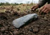 Um agricultor revolve a terra e encontra machado de pedra polida que exigiu semanas de atrito com dois elementos, areia e água Um agricultor revolve a terra e encontra machado de pedra polida que exigiu semanas de atrito com dois elementos, areia e água