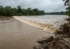 Uma pororoca sobe o rio por dezenas de quilômetros, derruba barrancos e ameaça pequenas embarcações sob a influência da lua Uma pororoca sobe o rio por dezenas de quilômetros, derruba barrancos e ameaça pequenas embarcações sob a influência da lua