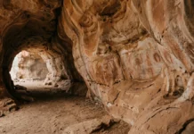 Água escava galerias em uma rocha macia e deixa duas formas de arte nas paredes de cavernas de arenito Água escava galerias em uma rocha macia e deixa duas formas de arte nas paredes de cavernas de arenito
