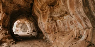 Água escava galerias em uma rocha macia e deixa duas formas de arte nas paredes de cavernas de arenito Água escava galerias em uma rocha macia e deixa duas formas de arte nas paredes de cavernas de arenito