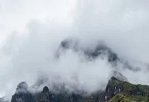 Pico da Neblina chega a 2.995 metros, quase 3 mil, na fronteira com a Venezuela e exige dias de trilha entre nuvens Pico da Neblina chega a 2.995 metros, quase 3 mil, na fronteira com a Venezuela e exige dias de trilha entre nuvens