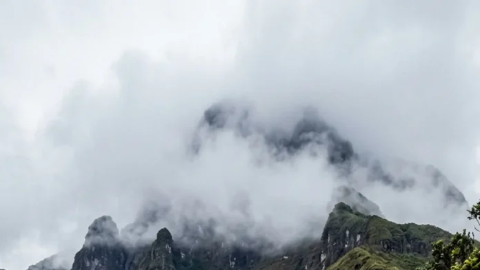 Pico da Neblina chega a 2.995 metros, quase 3 mil, na fronteira com a Venezuela e exige dias de trilha entre nuvens