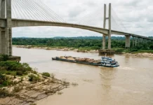 Ponte sobre rio amazônico combina 2 níveis de água e 1 vão livre maior que o de pontes urbanas para manter a navegação Ponte sobre rio amazônico combina 2 níveis de água e 1 vão livre maior que o de pontes urbanas para manter a navegação