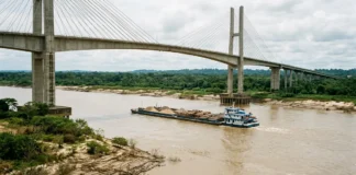 Ponte sobre rio amazônico combina 2 níveis de água e 1 vão livre maior que o de pontes urbanas para manter a navegação Ponte sobre rio amazônico combina 2 níveis de água e 1 vão livre maior que o de pontes urbanas para manter a navegação