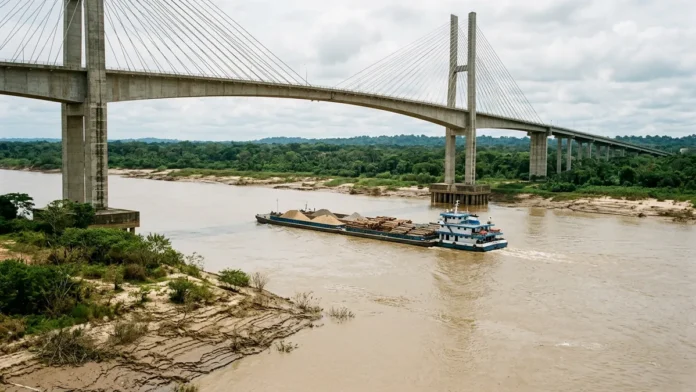 Ponte sobre rio amazônico combina 2 níveis de água e 1 vão livre maior que o de pontes urbanas para manter a navegação Ponte sobre rio amazônico combina 2 níveis de água e 1 vão livre maior que o de pontes urbanas para manter a navegação