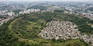Cratera de Colônia abriga 1 bairro em estrutura de quilômetros e mantém 2 hipóteses sobre uma origem que a geologia ainda debate Cratera de Colônia abriga 1 bairro em estrutura de quilômetros e mantém 2 hipóteses sobre uma origem que a geologia ainda debate