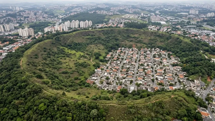 Cratera de Colônia abriga 1 bairro em estrutura de quilômetros e mantém 2 hipóteses sobre uma origem que a geologia ainda debate