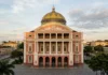 Manaus ergue teatro no auge da borracha, traz materiais da Europa por navio e cobre a cúpula com 36 mil telhas esmaltadas em 1896 Manaus ergue teatro no auge da borracha, traz materiais da Europa por navio e cobre a cúpula com 36 mil telhas esmaltadas em 1896