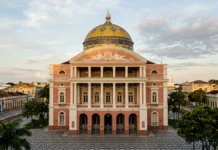 Manaus ergue teatro no auge da borracha, traz materiais da Europa por navio e cobre a cúpula com 36 mil telhas esmaltadas em 1896 Manaus ergue teatro no auge da borracha, traz materiais da Europa por navio e cobre a cúpula com 36 mil telhas esmaltadas em 1896