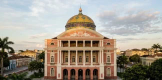 Manaus ergue teatro no auge da borracha, traz materiais da Europa por navio e cobre a cúpula com 36 mil telhas esmaltadas em 1896 Manaus ergue teatro no auge da borracha, traz materiais da Europa por navio e cobre a cúpula com 36 mil telhas esmaltadas em 1896