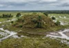 Povos marajoaras moveram terra sem máquinas, ergueram tesos de mais de 10 metros e deram dois usos aos mesmos montículos por séculos Povos marajoaras moveram terra sem máquinas, ergueram tesos de mais de 10 metros e deram 2 usos aos mesmos montículos por séculos