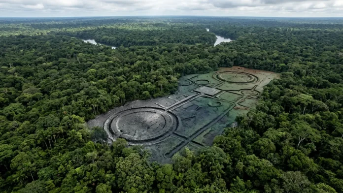 Laser aéreo encontra 396 estruturas de terra sob a mata e coloca três municípios do Amazonas no mapa da arqueologia