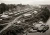 Em 1928, Fordlândia combina água encanada e saneamento com três equipamentos públicos antes de Belém e Santarém oferecerem os mesmos serviços Em 1928, Fordlândia combina água encanada e saneamento com três equipamentos públicos antes de Belém e Santarém oferecerem os mesmos serviços